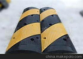 廠家直銷1000*300*50mm斜條點(diǎn)狀減速帶 山東永豐橡塑制品廠道路減速設(shè)備詳解