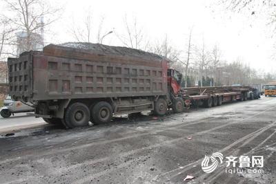 張店 兩貨車追尾致車頭損毀嚴(yán)重，交警迅速救援并疏導(dǎo)交通，提醒使用道路減速設(shè)備