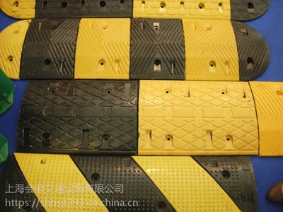 減速帶與防撞桶 道路安全的守護(hù)者——解析上海會(huì)順交通設(shè)施的專(zhuān)業(yè)之路
